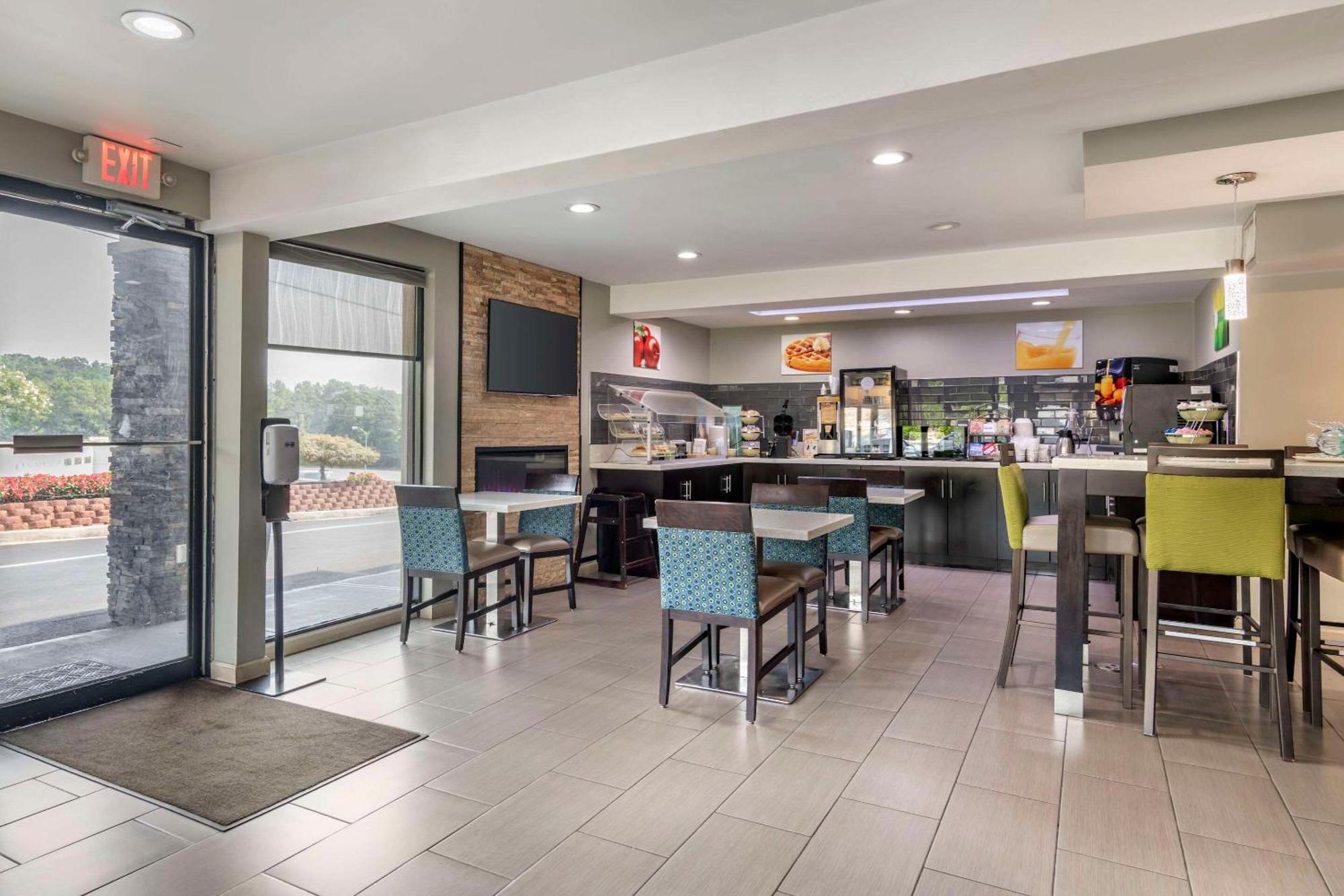 Quality Inn & Suites Athens University Area Exterior photo