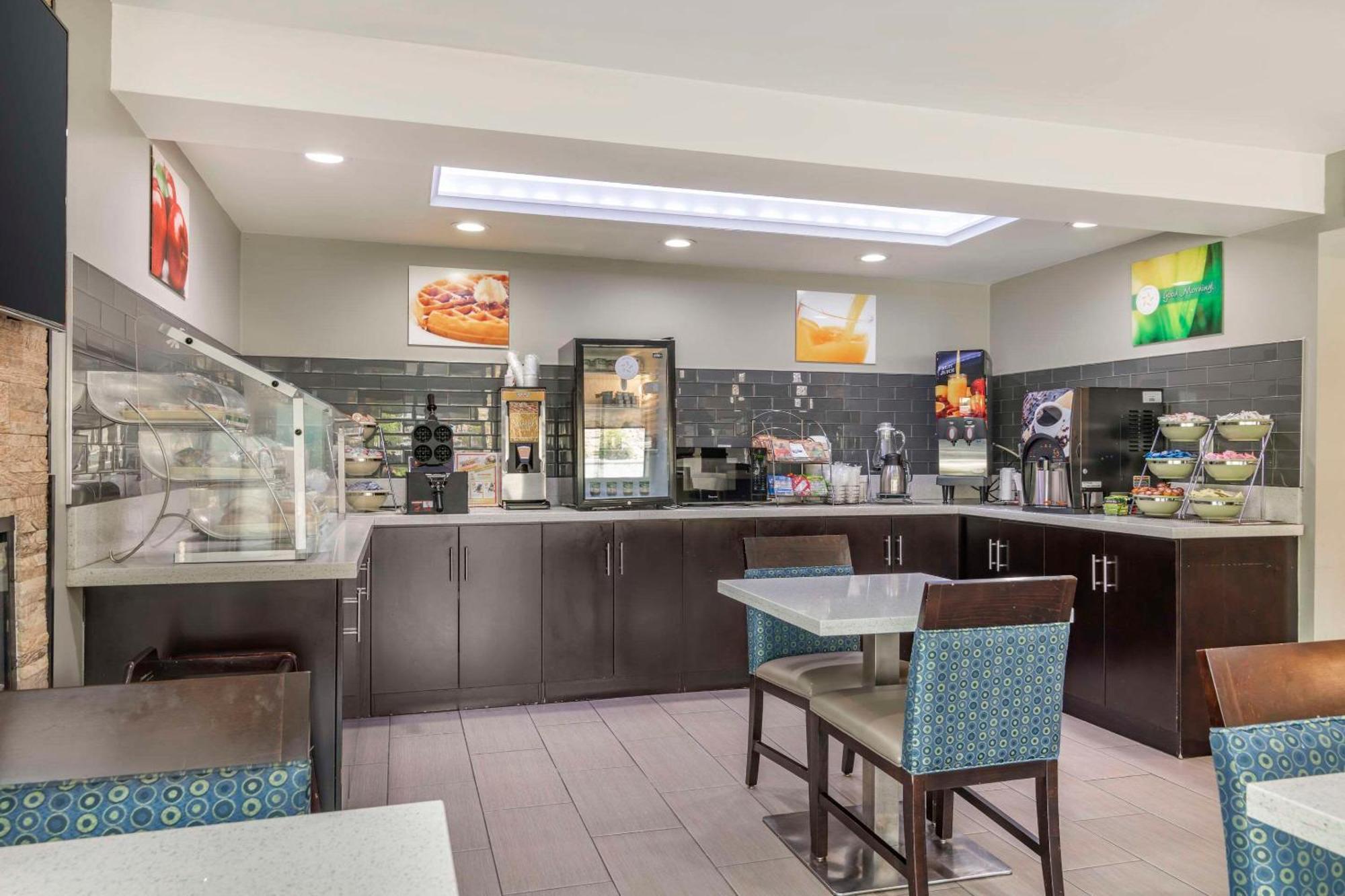Quality Inn & Suites Athens University Area Exterior photo
