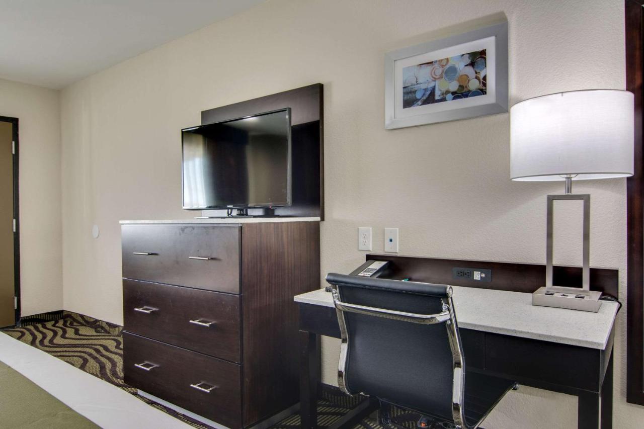 Quality Inn & Suites Athens University Area Exterior photo